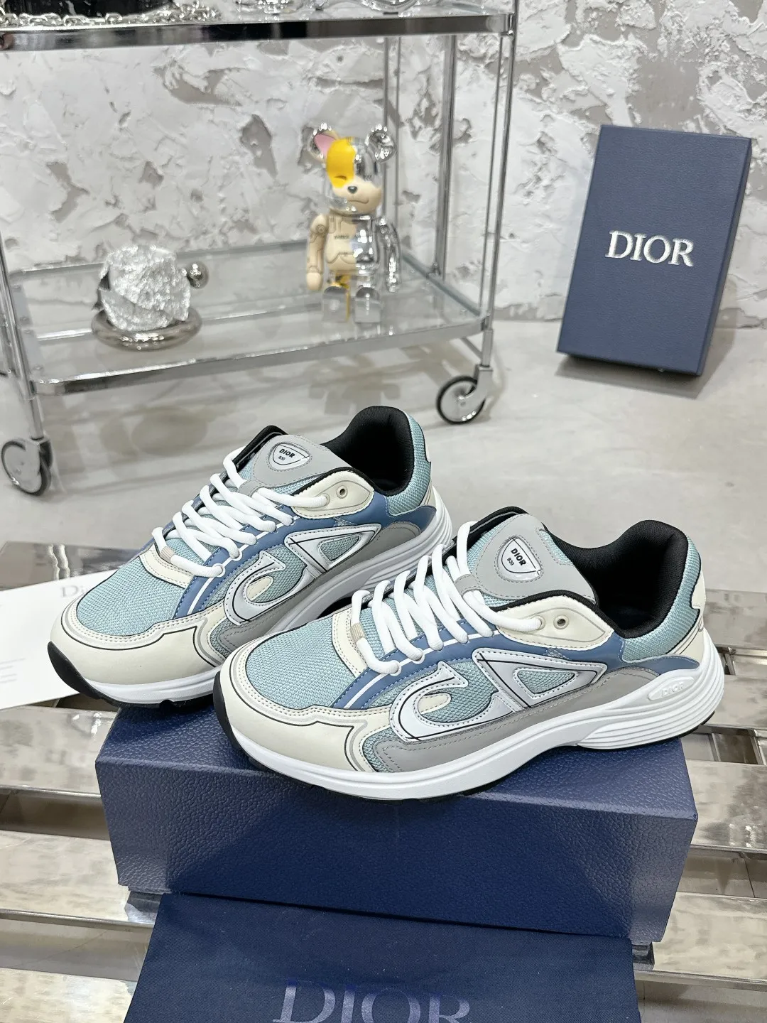 Men's men's shoes 💰600❤️❤️❤️High version Dior Dior's latest color matching B30 series reflective dad sneakers original 17380💰 purchased for development and production Brand new B30 sneakers Dad Shoes style shoes that follow the trend of the retro market The Dior logo on the tongue also indicates that this pair of shoes is the B30 model! B30 uses fine-textured leather and mesh cloth materials to form a shoe body. There are conspicuous letters CD on both sides of the shoe body to indicate identity. Many lines on the shoe body outline details to make the shoes look less monotonous and full of retro flavor. The delivery counter is exquisitely packaged🛍📦 ▪️Fabric: Original customized technical fabric + mesh ▪️Inner lining: Customized breathable lining ▪️Outsole: Original molded IP foam + TPU outsole ▪️Sole thickness: 3.5CM ▪️Size: Women’s size 35-40 / Men’s size 39-46